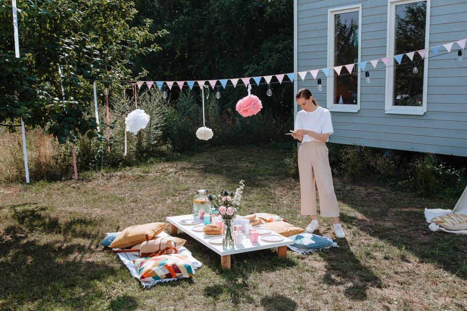 Backyard Picnic Party for a friend reunion — entertainment · Party Ideas