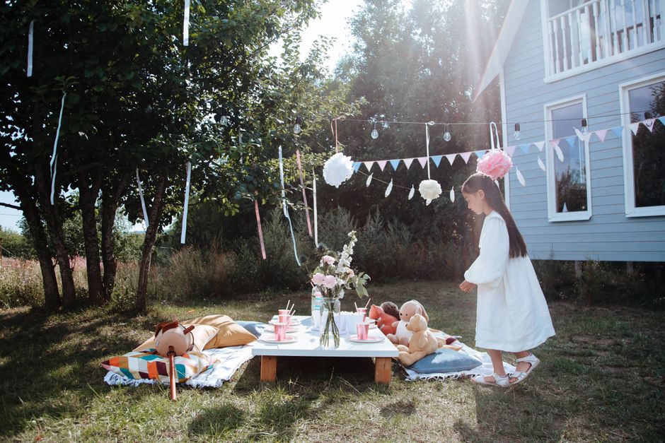 Backyard Picnic Party around a homemade prize — entertainment · Party Ideas