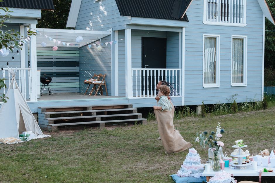 Backyard Picnic Party with a playful rule change — entertainment · Party Ideas