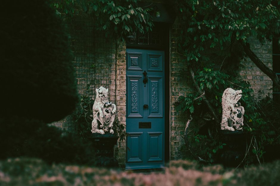 Front-Door Greenery with a nostalgic detail — celebrations · Christmas