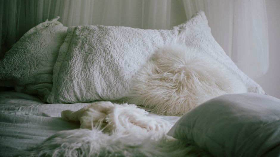 Layered Pillows using one-color repetition — home · Bedrooms