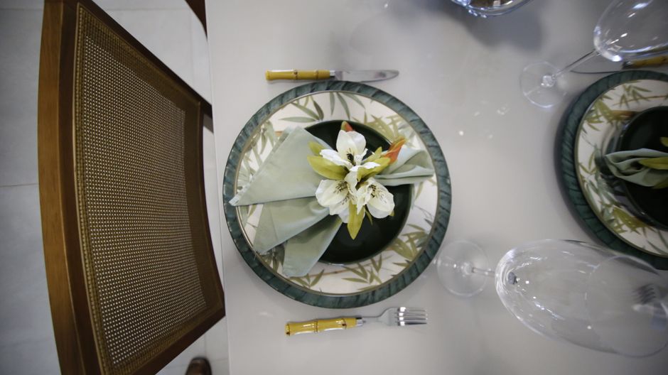Leaf Centerpiece for a budget-conscious host — celebrations · Thanksgiving