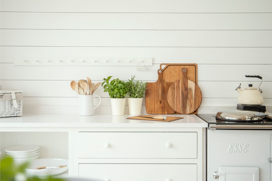 Painted Peg Rail using inexpensive supplies — home · DIY