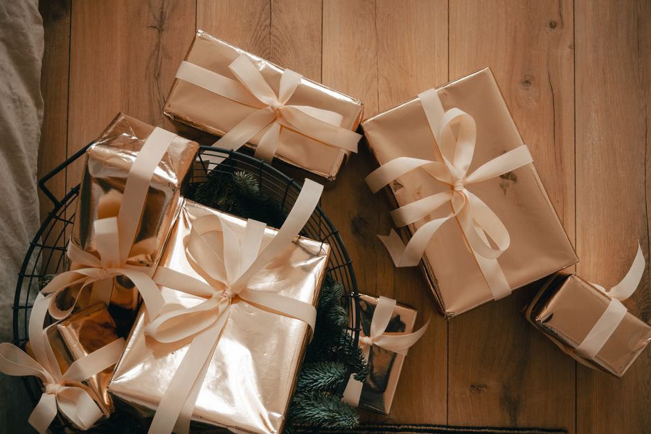 Gift-Wrapping Station for a larger guest list — celebrations · Christmas