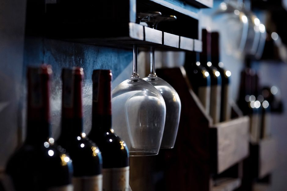 Wine-Bottle Vase using household supplies — diy-creativity · Upcycling