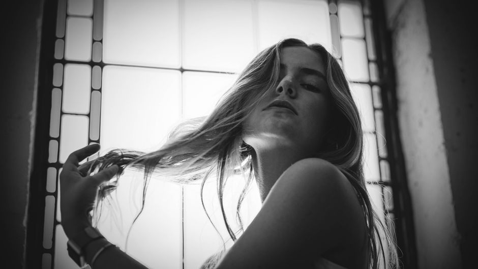 Window-Light Portrait for study thoughtful gifting — diy-creativity · Photography