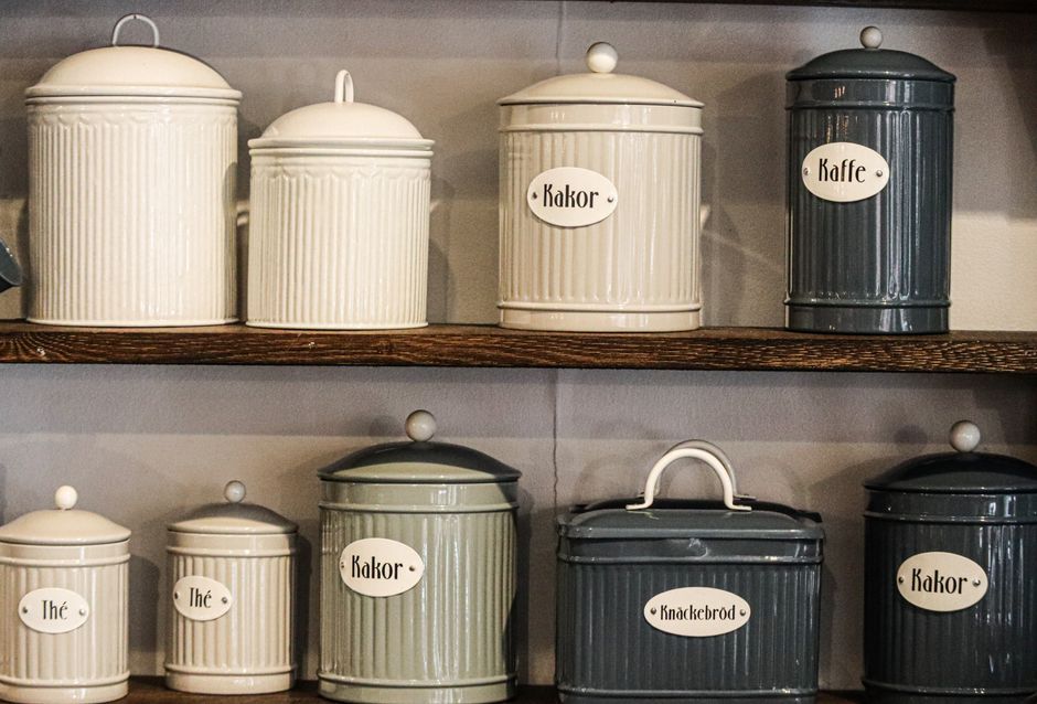 Wood-Crate Shelf — tin planter everyday with a layered-paper effect — diy-creativity · Upcycling
