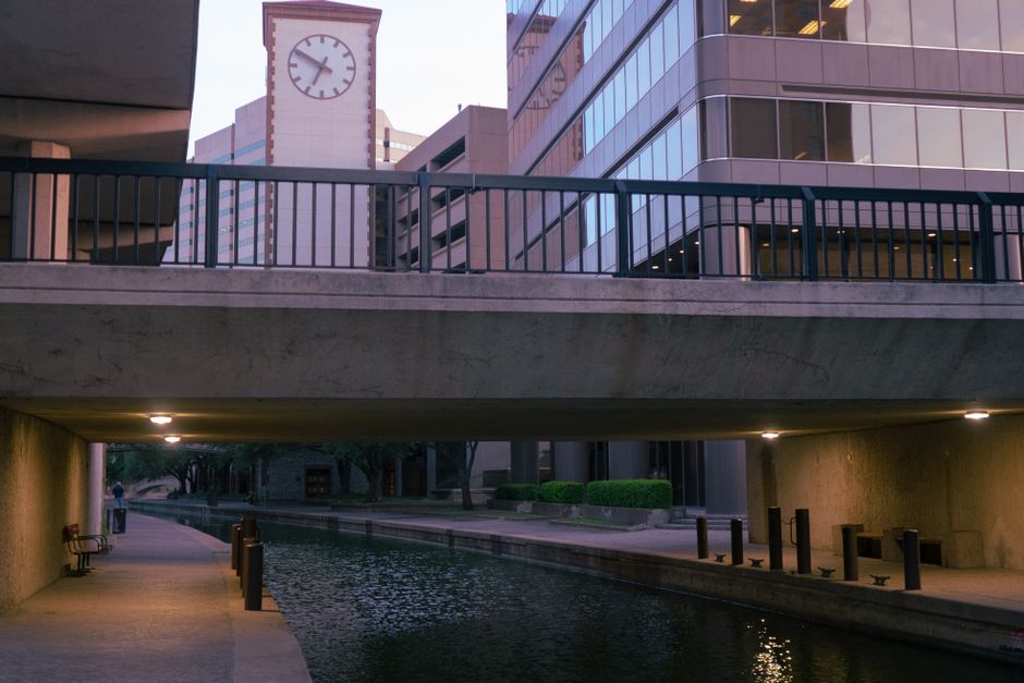 Chicago Riverwalk around a neighborhood market — travel · USA Travel