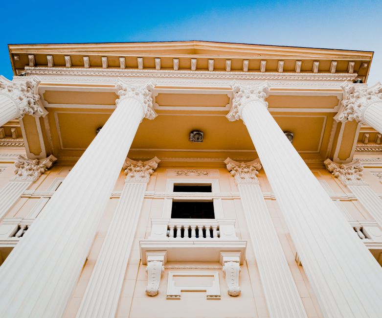 Self-Guided Architecture Walk around a waterfront walk — travel · Solo Travel