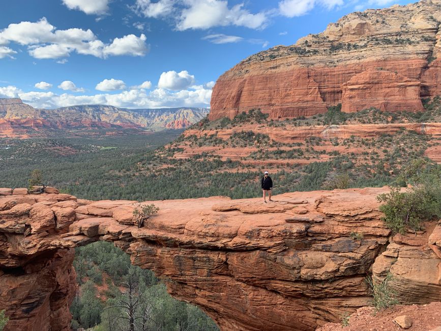 Sedona Red-Rock Trail near a hidden garden — travel · USA Travel