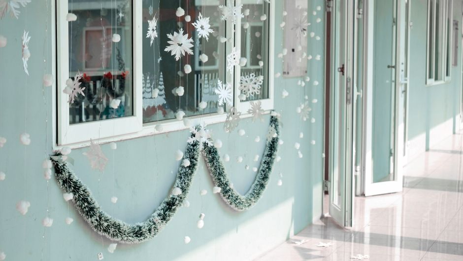 Paper Snowflake Window for a larger guest list — celebrations · Christmas