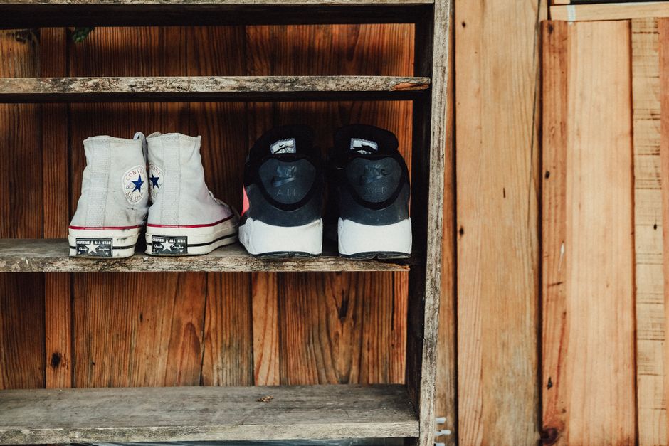 Wood-Crate Shelf for a small creative corner — diy-creativity · Upcycling
