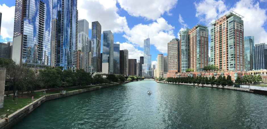 Chicago Riverwalk with a relaxed coffee stop — travel · USA Travel