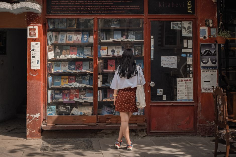 Bookstore First Date with an analog twist — lifestyle · Dating