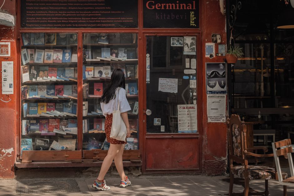 Bookstore First Date for a creative break — lifestyle · Dating