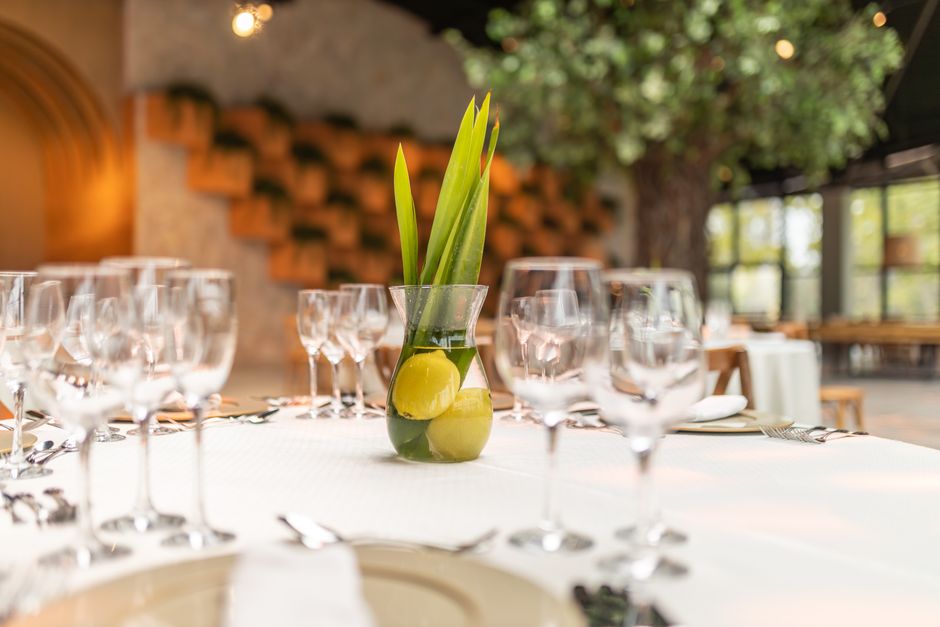 Leaf Centerpiece for a modern minimalist party — celebrations · Thanksgiving