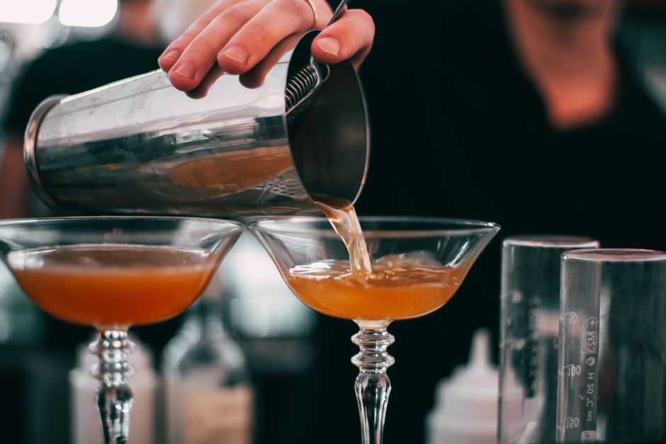 Craft-And-Cocktail Evening with a playful rule change — entertainment · Party Ideas