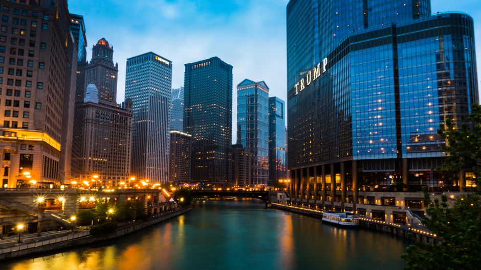 Chicago Riverwalk around a local craft shop — travel · USA Travel