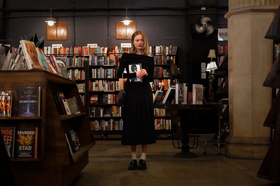 Bookstore First Date for a rainy afternoon — lifestyle · Dating