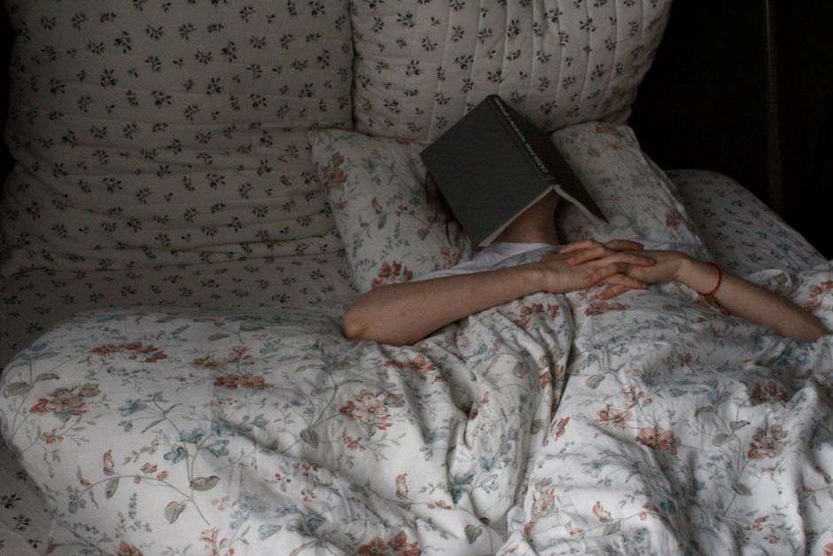 Reading-Before-Bed Ritual with a soothing soundscape — wellness · Sleep