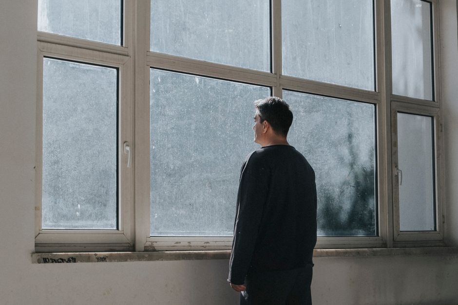 Window-Gazing Pause with a body-scan moment — wellness · Relaxation