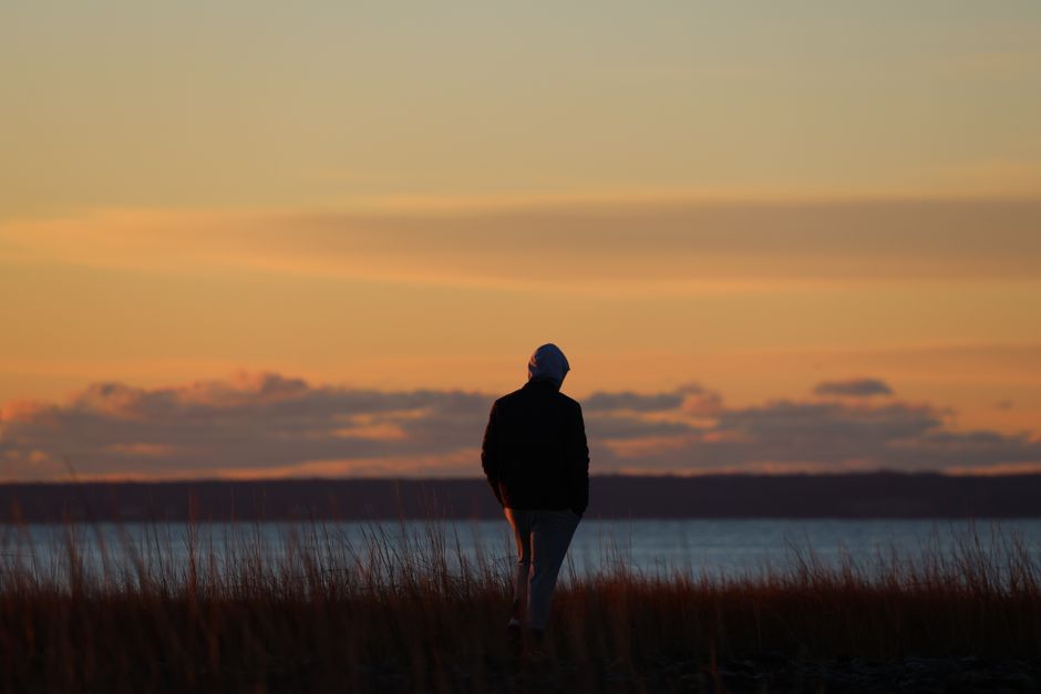 24 mindful walking & outdoor pauses for a quieter headspace