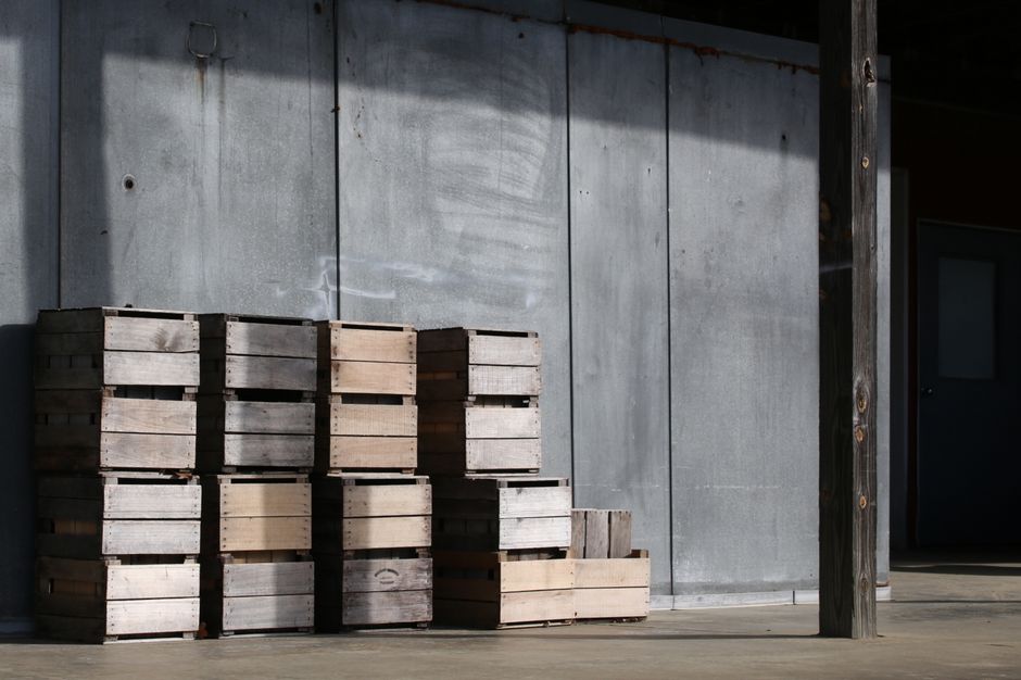 Wood-Crate Shelf — denim organizer handmade for a thoughtful gift — diy-creativity · Upcycling
