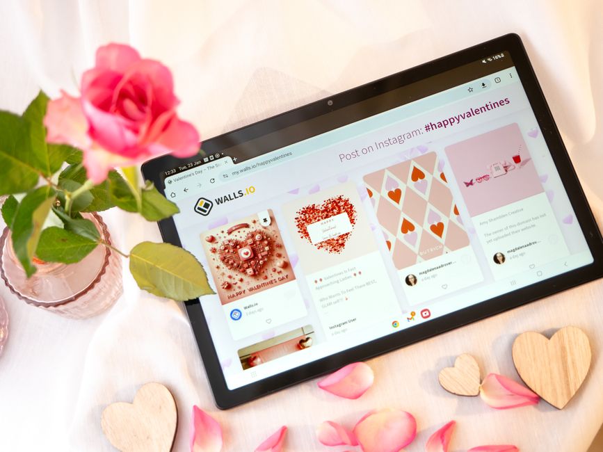 photo-moment valentine's day for an intimate celebration — celebrations · Valentine's Day