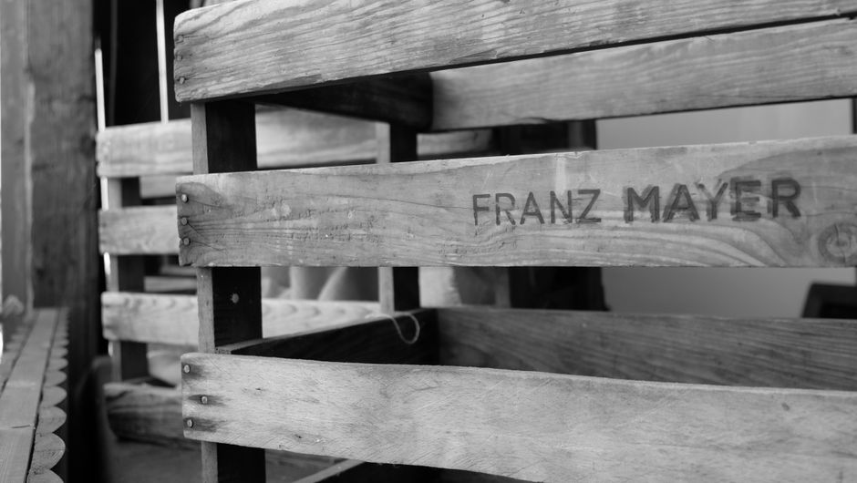 Wood-Crate Shelf with a personalized monogram — diy-creativity · Upcycling