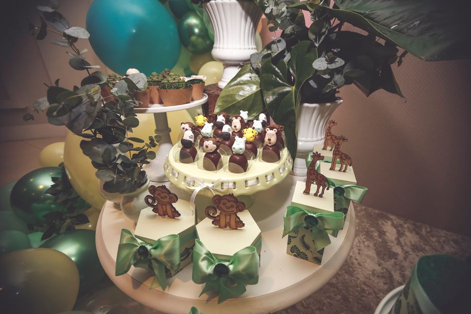 Color-Themed Gathering around a themed menu — entertainment · Party Ideas