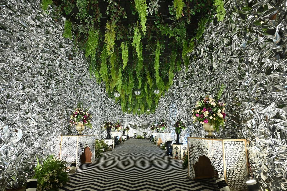 21 Theme Reveal Entrance ideas for a memorable welcome