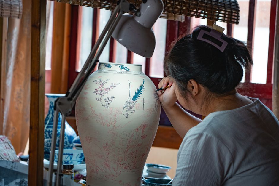 Paper Lantern — painted vase experimenting using old photographs — diy-creativity · Handmade Decor