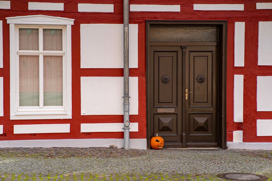 25 Pumpkin Doorway ideas for a memorable welcome