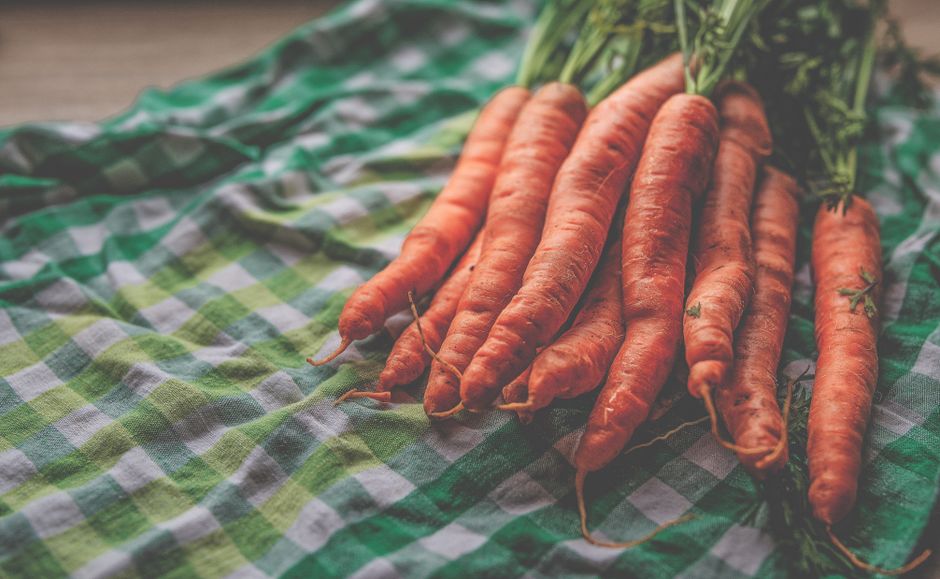 Carrot Hummus Boats for late night bite — food · Snacks