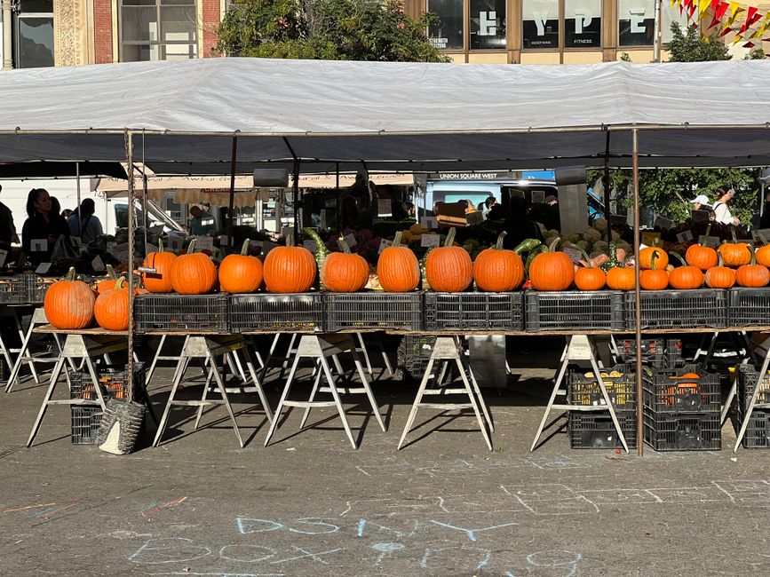 Place-Card Pumpkins for a relaxed brunch — celebrations · Thanksgiving