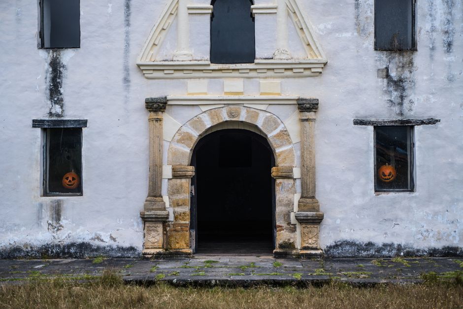 Pumpkin Doorway with a playful photo corner — celebrations · Halloween