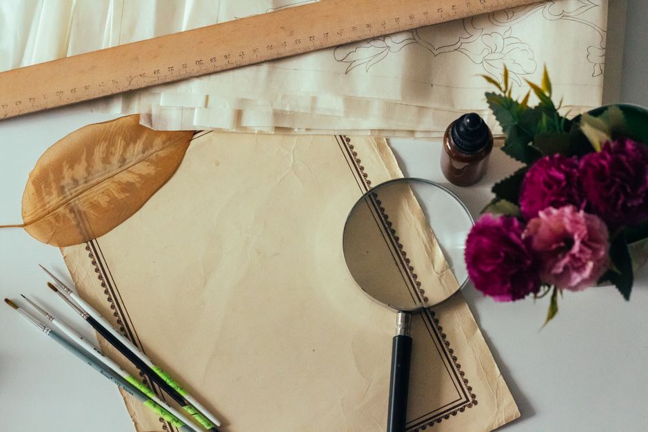 Pressed Botanical Frame — painted vase experimenting for a small creative corner — diy-creativity · Handmade Decor