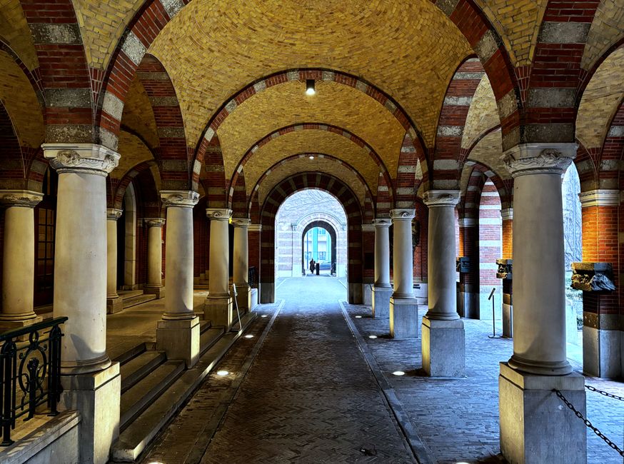 Self-Guided Architecture Walk for travelers who prefer small stops — travel · Solo Travel