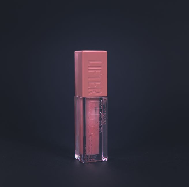 Glossy Lip Routine before a meaningful conversation — lifestyle · Beauty