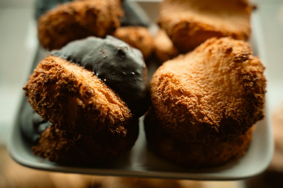 Coconut Macaroons with vanilla bean cream — food · Desserts