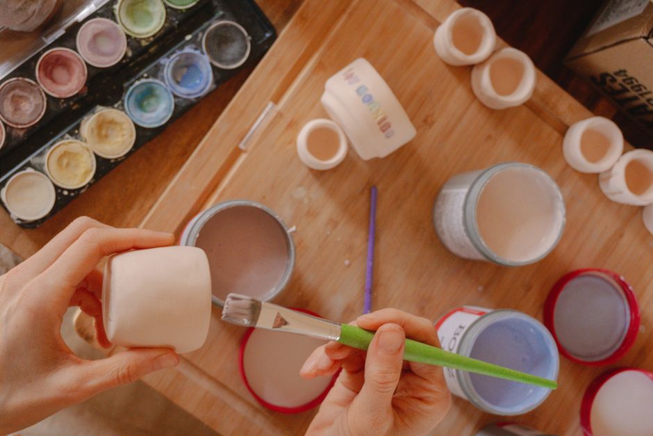 Ceramic Painting for a meaningful pause — lifestyle · Hobbies