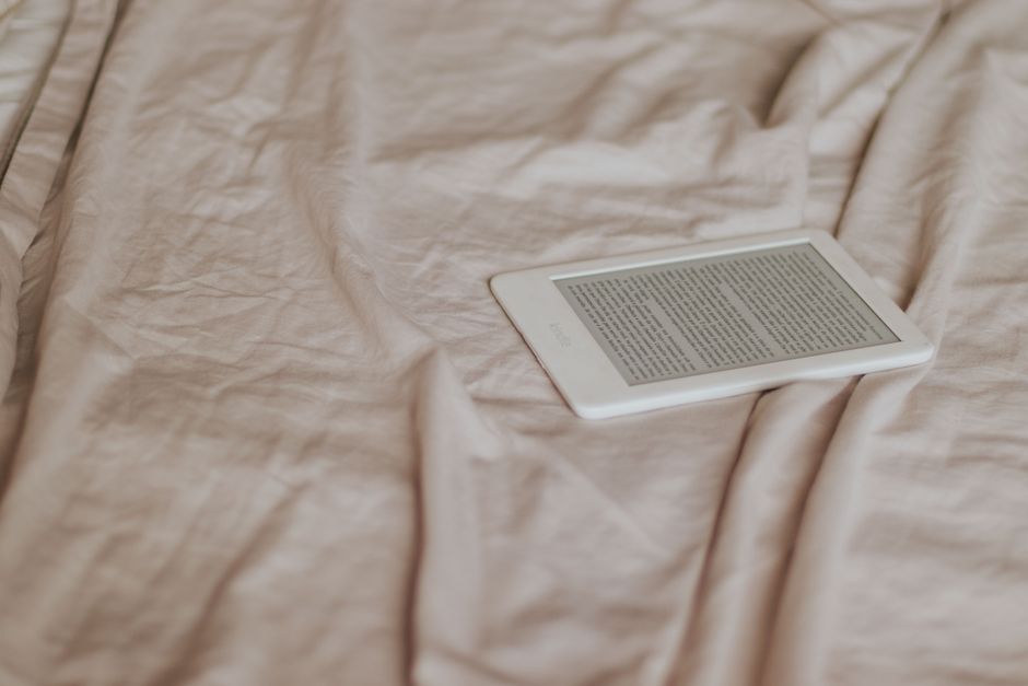 22 E-Reader Stand ideas for a more organized career