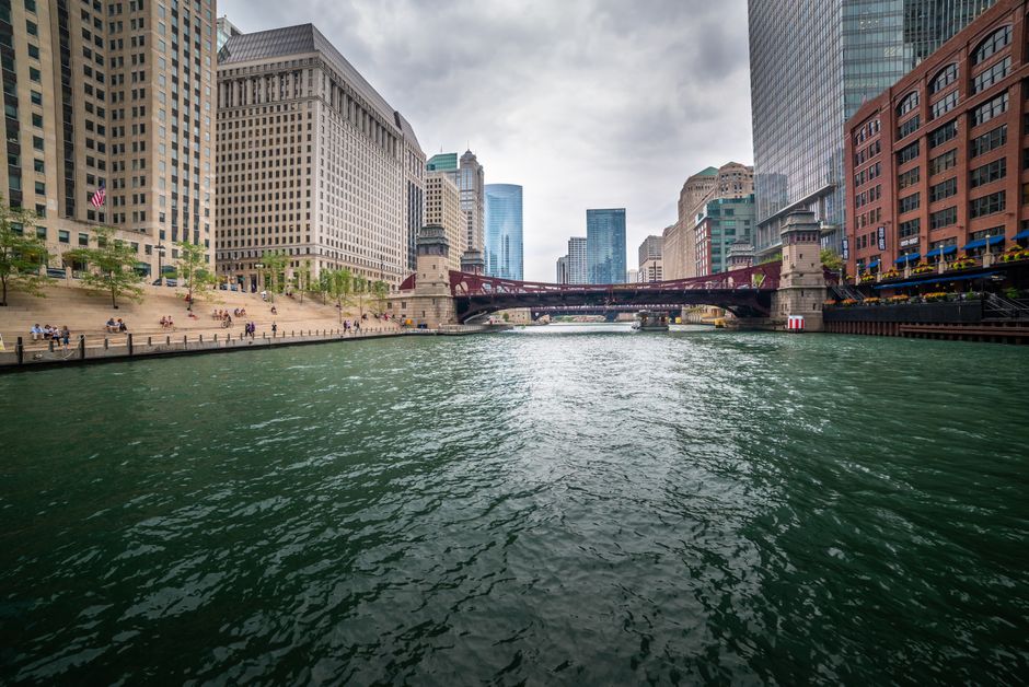 Chicago Riverwalk for a budget-aware traveler — travel · USA Travel