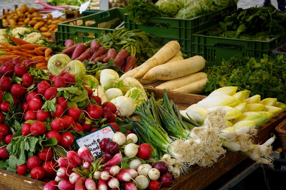 Farmers Market Date before a meaningful conversation — lifestyle · Dating