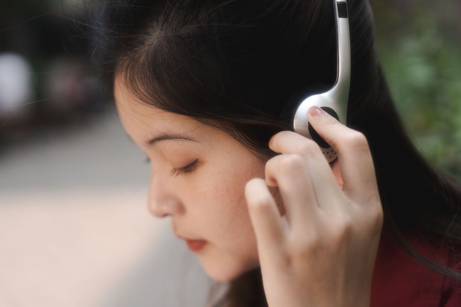 One-Minute Listening — mindful snack getting with a gentle stretch — wellness · Mindfulness