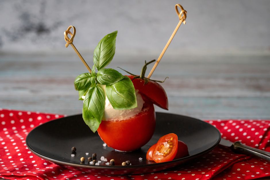 Caprese Pasta Cup for a quick desk lunch — food · Lunch Ideas