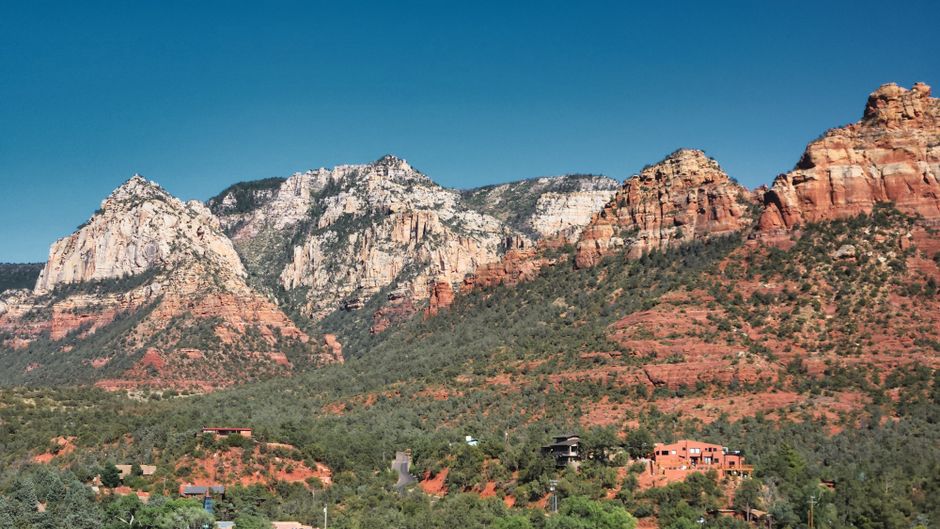 Sedona Red-Rock Trail with a quiet neighborhood stop — travel · USA Travel