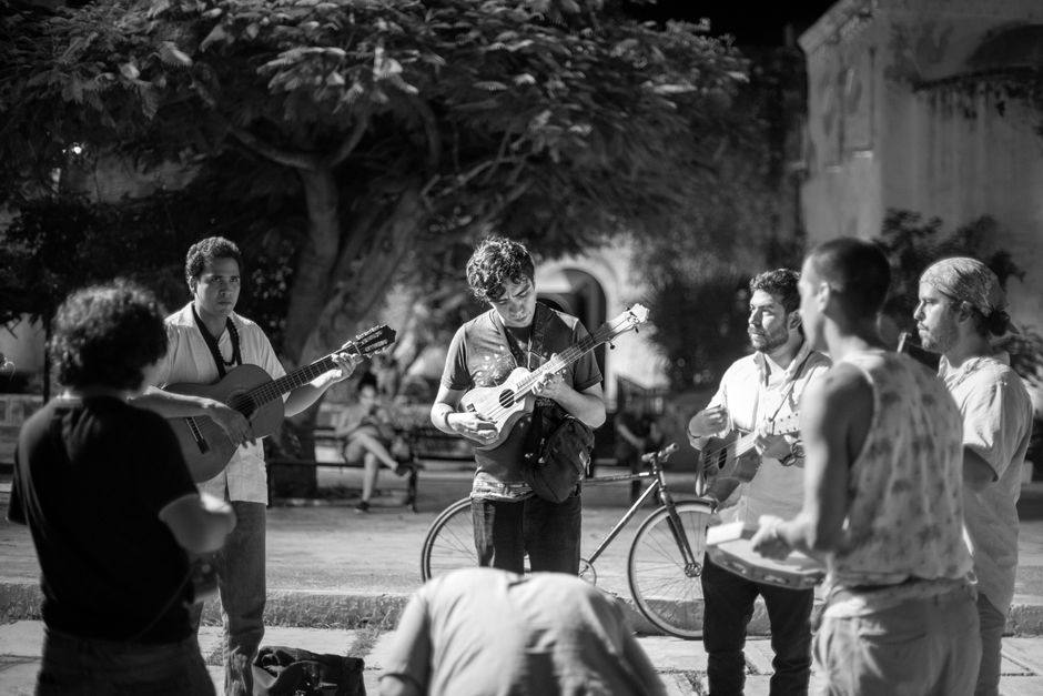 Acoustic Evening around a comfort-watch pick — entertainment · Music