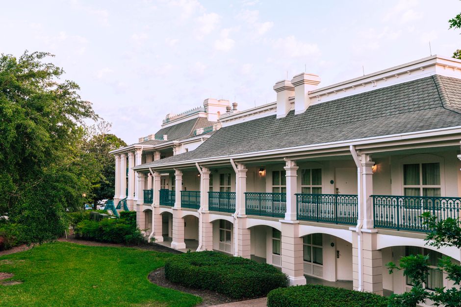 New Orleans Garden District with a quiet neighborhood stop — travel · USA Travel