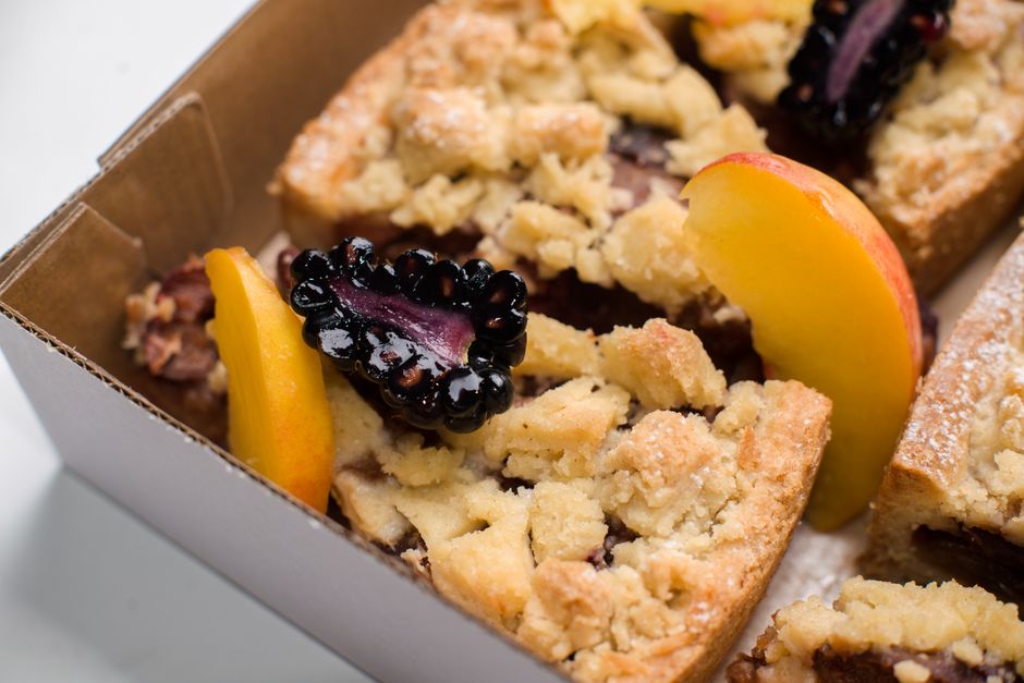 Peach Crumble for a make-ahead dessert table — food · Desserts